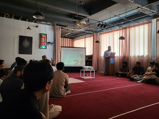 이슬람 사원에서 진행된 문화이해 교육. 관광안내사들이 직접 현장을 방문해 기도 문화와 종교 감수성 등을 체득하는 시간을 가졌다. (제주관광공사 제공)