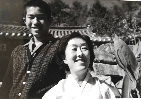 어머니 이학 여사(오른쪽)와 함께 한 진영호 고문의 어린 시절. 어머니 이름을 딴 농장을 그가 물려받아 키워냈다. [사진 진영호]