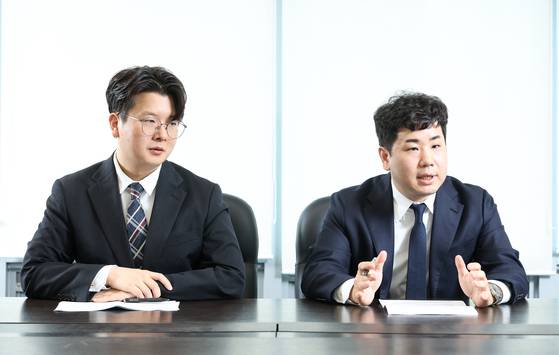 대한전공의협의회 소속 전공의인 윤동규 분당서울병원 사직 전공의(왼쪽)와 박경수 전남대병원 사직 전공의가 14일 서울 상암동 중앙일보 본사에서 인터뷰를 하고 있다. 우상조 기자