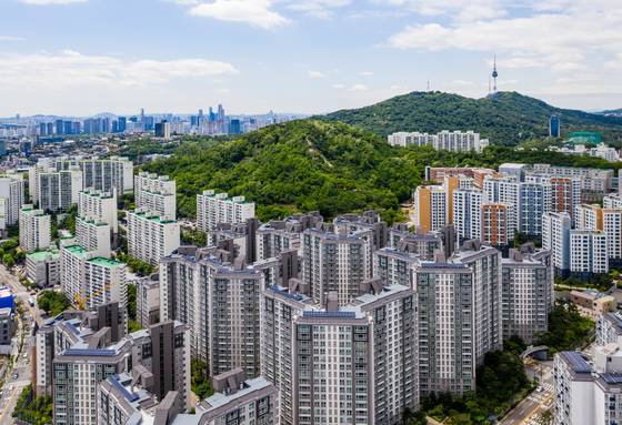서울 성동구 옥수동의 '양대 대장 아파트'인 래미안옥수리버젠(가운데)과 e편한세상옥수파크힐스(오른쪽). 가파른 언덕에 지어졌지만, 종로나 강남을 오가기 편해 대기업 직장인의 수요가 많다. 사진 서울시