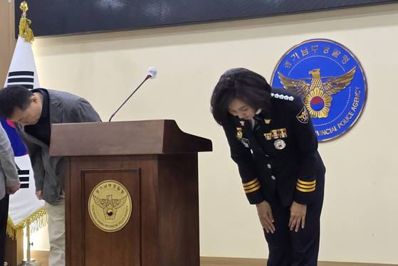 지난 5월 28일 강은미 경기 화성동탄경찰서장이 경기도 수원시 경기남부경찰청 제2회의실에서 '동탄 납치살인' 사건에 대해 공식 사과 입장을 밝히며 고개를 숙이고 있다. 중앙포토