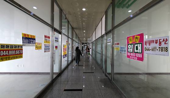 세종시 금강 변의 한 상가에 매매, 임대 전단이 붙어있다. 중앙포토