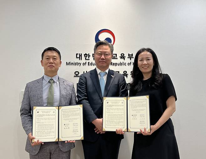 협약식 사진. 왼쪽부터 권의주 나라한국교육원장, 정봉구 부산대 국제협력실장, 어효진 오사카한국교육원장.