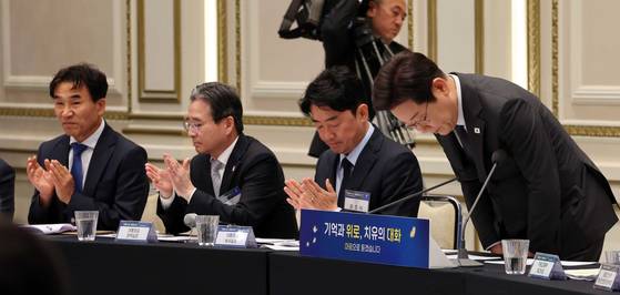 이재명 대통령이 16일 오후 서울 종로구 청와대 영빈관에서 열린 `기억과 위로, 치유의 대화‘에서 모두발언을 마치고 인사하고 있다. 대통령실사진기자단