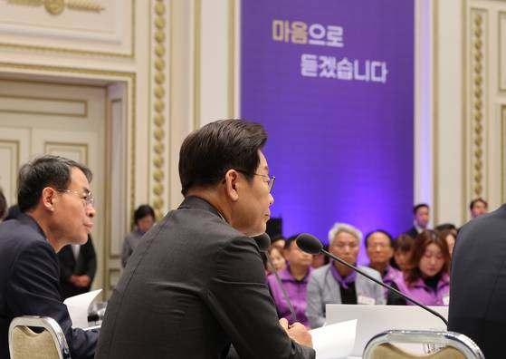 이재명 대통령이 16일 오후 서울 종로구 청와대 영빈관에서 열린 `기억과 위로, 치유의 대화‘에서 참사 유가족 대표의 발언을 듣고 있다. 대통령실사진기자단