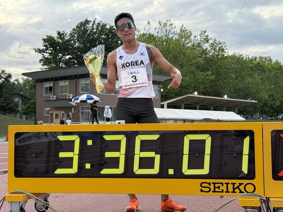 1500m 한국 신기록(3분36초01) 작성한 포즈를 취하고 있는 이재웅. 사진 대한육상연맹