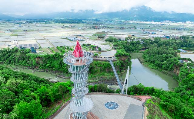 ▲ 철원군 한탄강 은하수교 상부에 조성된 45m 높이의 횃불전망대에서는 철원평야를 조망할 수 있다.