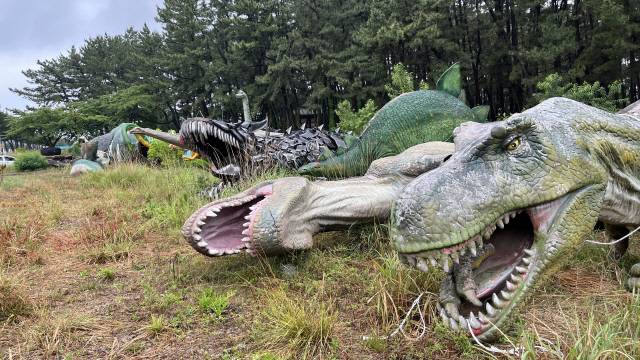 ▲ 양양 낙산해변 C지구 입구에 공룡, 코끼리, 기린 등 대형 조형물이 무더기로 방치돼 눈살을 찌푸리게 하고 있다.