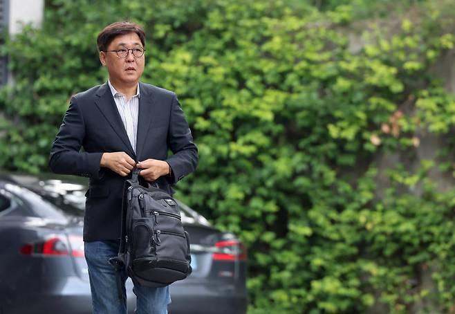 최휘영 문화체육관광부 장관 후보자가 14일 서울 종로구 국립현대미술관 서울관에 마련된 인사청문회 준비 사무실로 첫 출근하고 있다. 사진=문화체육관광부