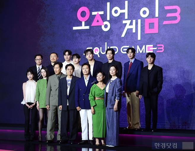 황동혁 감독(앞줄 가운데)과 배우들이 9일 오전 서울 한강로 서울드래곤시티에서 열린 넷플릭스 시리즈 '오징어 게임 시즌3'(극본·연출 황동혁) 제작발표회에 참석해 포토타임을 갖고 있다. / 변성현 한경닷컴 기자 byun84@hankyung.com