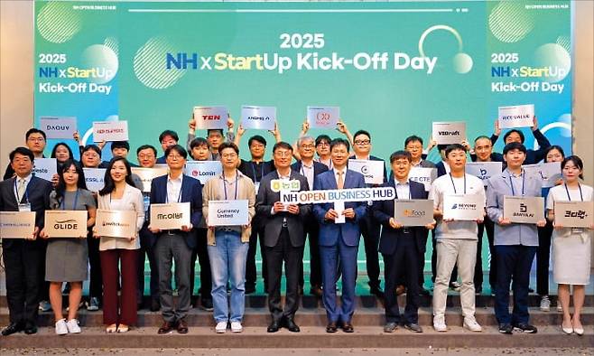 강태영 농협은행장(앞줄 오른쪽 다섯 번째)이 지난 5월 ‘NH오픈비즈니스허브’에 최종 선발된 25개 스타트업과 기념 촬영을 하고 있다. /농협금융그룹 제공