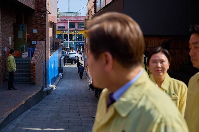 대통령실은 이재명 대통령이 12일 서울 용산구 이태원 참사 현장 '10·29 기억과 안전의 길'을 살피는 모습을 13일 SNS에 공개했다.  [이재명 대통령 SNS]