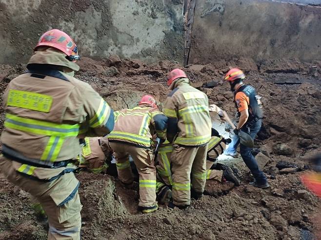 16일 경기 오산 가장교차로 고가도로 옹벽이 폭우로 인해 붕괴, 차량이 매몰되는 사고가 발생했다. 이 사고로 40대 운전자가 숨진 채 발견됐다. 사진은 사고 현장에서 구조대원들이 구조 작업을 벌이는 모습. /사진=뉴스1