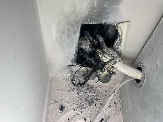 지난 9일 경남 김해시 한 가정에서 발생한 에어컨 전기 배선 화재. 경남도소방본부 제공