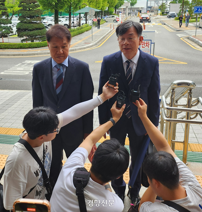 김수현(왼쪽)·김상조 전 청와대 정책실장이 16일 대전지법 앞에서 통계조작 의혹 사건에 대한 입장을 밝히고 있다. 강정의 기자