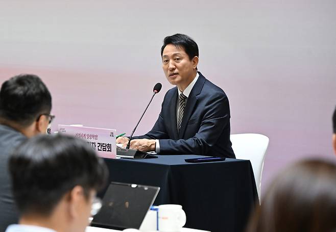 오세훈 서울시장이 16일 서울시청 3층 대회의실에서 가진 민선 8기 기자간담회에서 기자들의 질문에 답하고 있다. 서울시 제공