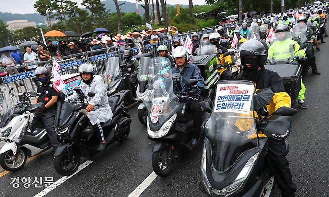 배달플랫폼노동조합원들이 16일 서울 용산구 전쟁기념관 앞에서 열린 7.16 라이더 대행진에서 최저임금 보장 및 안전배달료 도입 등을 촉구하며 국회 방향으로 향하고 있다. 성동훈 기자