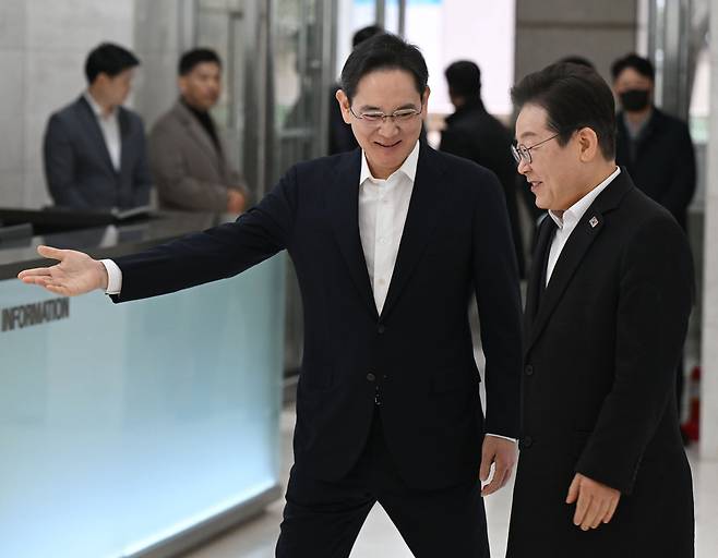 이재명 대통령이 대선 전인 지난 3월 20일 청년 취업 지원을 위한 현장 간담회에 참석해 이재용 삼성전자 회장과 인사하고 있다. 성동훈 기자