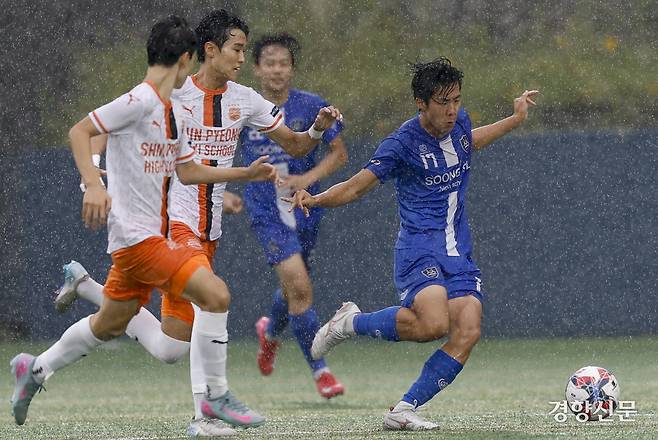 서울 숭실고가 16일 충북 제천축구센터에서 열린 2025 대통령금배 고등 U-17, 3조 조별리그 충남 신평고와의 경기에서 돌파하고 있다.  제천ㅣ문재원 기자
