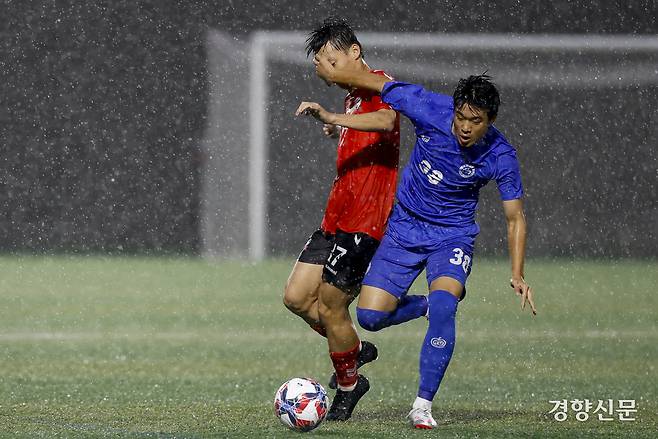 경기FC광명시민U18이 16일 충북 제천축구센터에서 열린 2025 대통령금배 고등 U-17, 3조 조별리그 경기FC광명시민U18과의 경기에서 볼경합을 하고 있다. 제천ㅣ문재원 기자