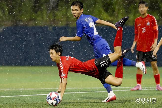 서울 상문고가 16일 충북 제천축구센터에서 열린 2025 대통령금배 고등 U-17, 1조 조별리그 경기FC광명시민U18과의 경기에서 볼경합을 하고 있다. 제천ㅣ문재원 기자