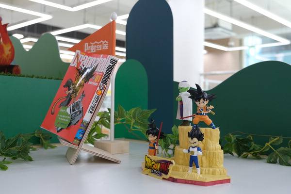 연제만화도서관 2층 만화의 숲에서 ‘모험’을 주제로 한 특별 전시가 열린 모습.