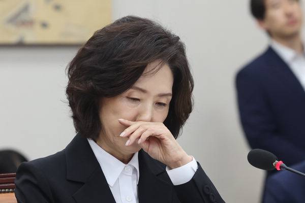 이진숙 사회부총리 겸 교육부 장관 후보자가 16일 국회 교육위원회에서 열린 인사청문회에서 의원들의 질의를 듣고 있다.  김정록 기자