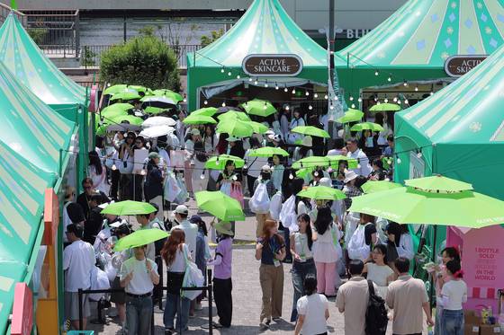 Visitors crowd the 2025 Olive Young Festa, Korea’s largest experiential beauty and health festival, held at Nodeul Island in western Seoul on May 22. [NEWS1]