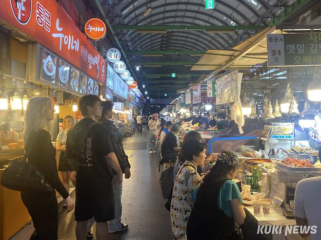 오후 9시에도 광장시장은 외국인 관광객으로 활기를 띄고 있었다. 심하연 기자