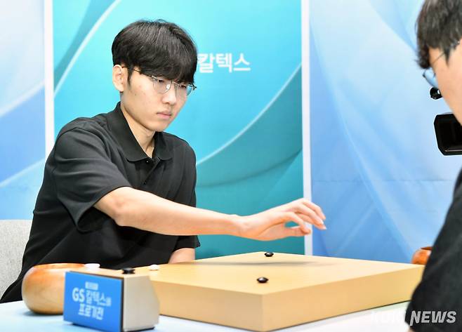 GS칼텍스배에서 한국 바둑 역사상 최초의 ‘선수권전 5연패’를 달성한 바둑 황제 신진서 9단이 통산 6회 우승 도전에 나선다. 쿠키뉴스 자료사진