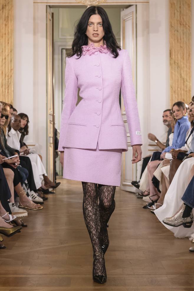 LF가 전개하는 빠투가 ‘파리 오뜨 꾸뛰르 위크’에서 2026년 봄·여름 시즌 컬렉션을 선보였다. LF 제공