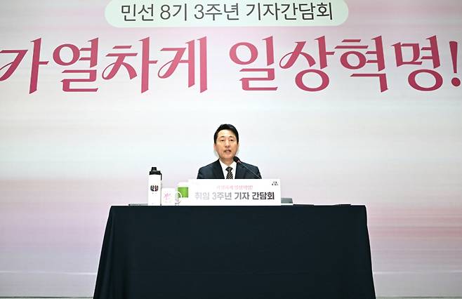 오세훈 서울시장이 16일 취임3주년 기자간담회에서 질의에 답변하고 있다. 서울시 제공&nbsp;