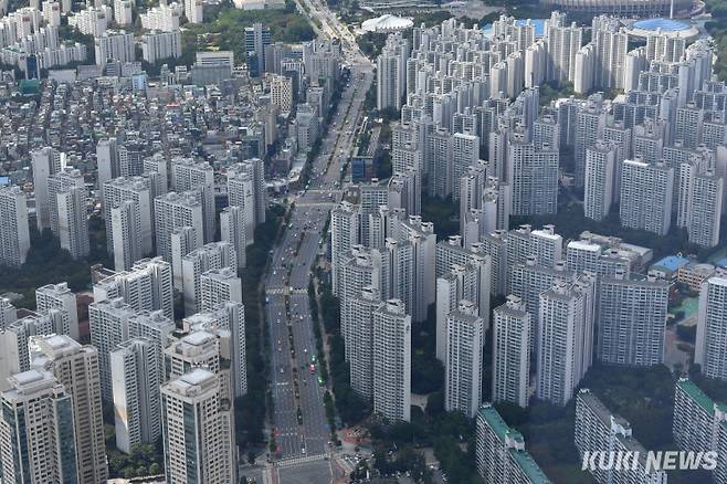 서울 송파구 롯데월드타워에서 바라본 송파구와 강남구 아파트 단지 모습. 곽경근 기자