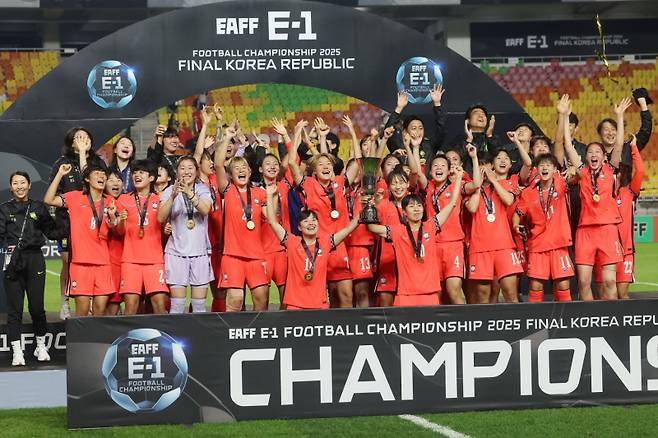 16일 수원월드컵경기장에서 열린 2025 동아시아축구연맹(EAFF) E-1 챔피언십(동아시안컵) 여자부 대만 경기에서 2-0으로 승리하며 우승한 대한민국 대표팀이 트로피를 들고 기뻐하고 있다. 연합뉴스