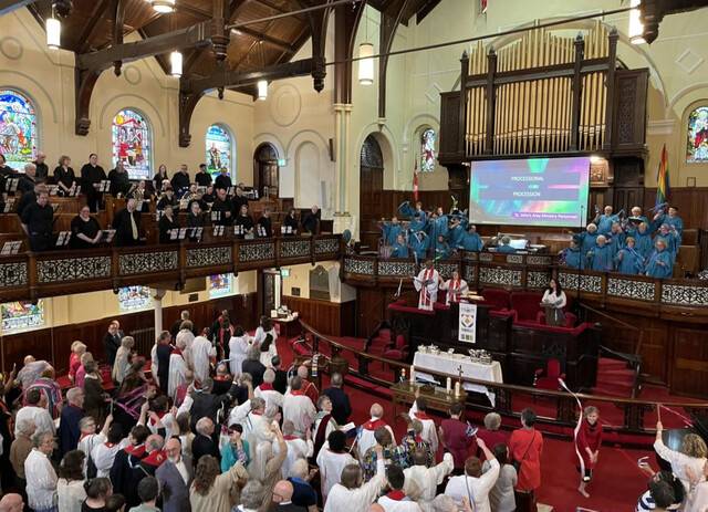 캐나다연합교회 목회자와 교인들이 지난달 8일 캐나다 뉴펀들랜드 세인트존스의 고어 스트리트 연합교회에서 진행된 100주년 기념예배에 참여해 찬양하고 있다. 세계교회협의회 제공