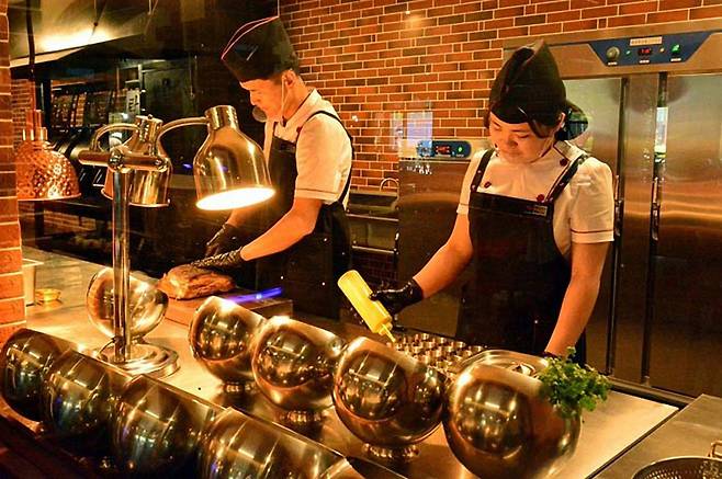 북한 평양 뉴타운 격인 화성지구 소재 '화성락원불고기식당' 모습. 내나라 홈페이지 캡처, 연합뉴스