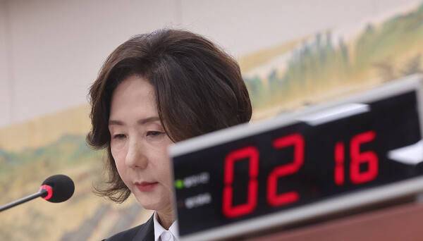 이진숙 사회부총리 겸 교육부 장관 후보자가 16일 서울 여의도 국회 교육위원회에서 열린 인사청문회에서 자료를 살피고 있다. 연합뉴스