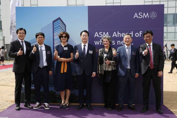 ASM 제2제조연구센터 기공식에서 정명근 화성특례시장(가운데)과 ASM관계자들이 기념촬영을 하고 있다. 화성특례시 제공
