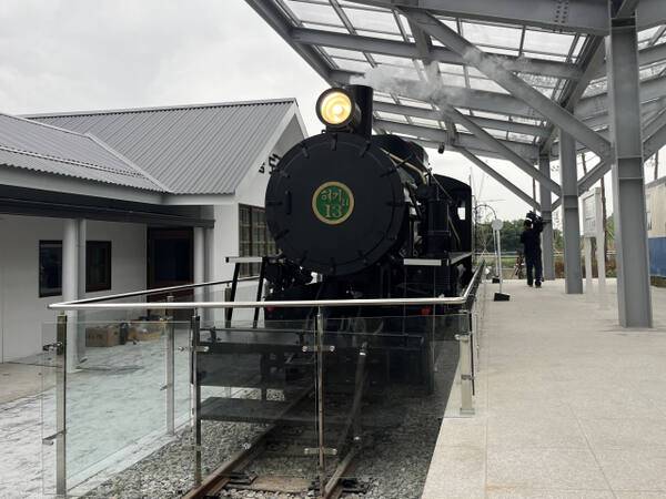 16일 인천 연수구 옛 수인선 송도역사에 구현한 ‘혀기 11-13’ 증기기관차가 증기를 내뿜고 있다. 김샛별기자