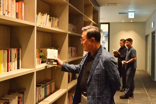 경기신용보증재단 시석중 이사장이 16일 사내도서관을 둘러보고 있다. 경기신보 제공