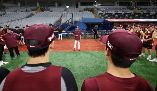 설종진 키움 감독대행, 선수단과 인사. 사진[연합뉴스]