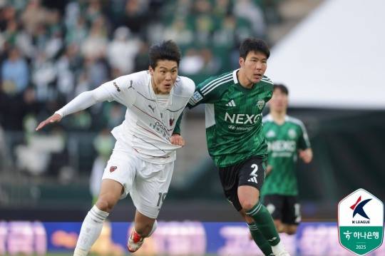 The first confrontation of the 2025 season between Jeonbuk and Pohang held in Jeonju on March 16. Photo (Yonhap News)
