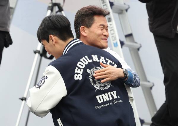 ▲ 역사강사 전한길씨가 지난 3월15일 경북 구미시 구미역 앞에서 열린 세이브코리아 주최 윤석열 대통령 탄핵 반대 집회인 국가비상기도회에서 대학생 발언자와 포옹하고 있다. ⓒ연합뉴스