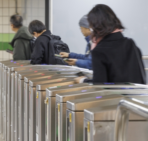 지하철로 출퇴근하는 시민들의 모습. [사진 = 연합뉴스]