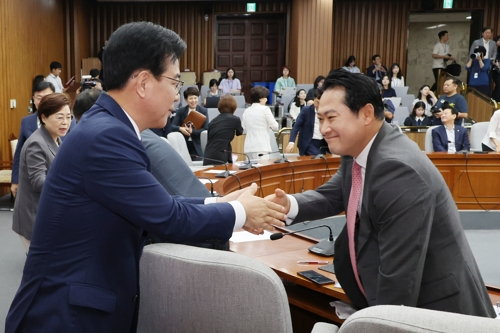 송언석 국민의힘 비상대책위원장 겸 원내대표가 지난 11일 서울 여의도 국회에서 열린 원내대책회의에서 장동혁 국민의힘 의원과 악수하고 있다. [사진 출처 = 연합뉴스]