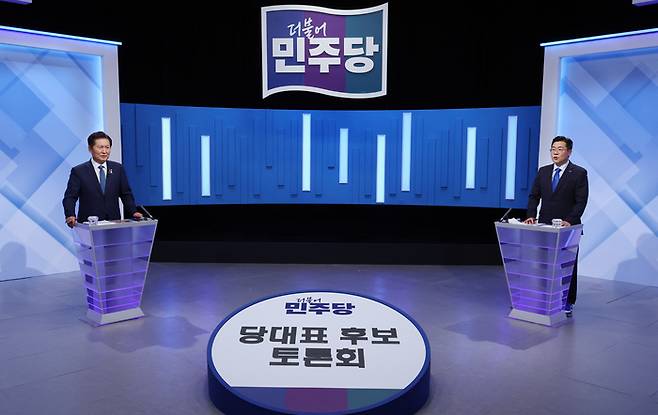 정청래(왼쪽)·박찬대 더불어민주당 당대표 후보가 16일 서울 양천구 목동 SBS에서 열린 TV토론회에서 토론을 하고 있다. 이충우기자