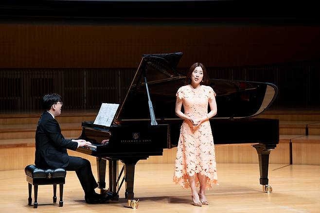 소프라노 황수미가 9~11월 ‘황수미의 사운드트랙’ 개최를 기념해 16일 서울 롯데콘서트홀에서 연 기자간담회에서 피아니스트 방은현 연주로 푸치니 오페라 ‘제비’ 중 ‘도레타의 아름다운 꿈’을 부르고 있다. 사진제공=롯데문화재단