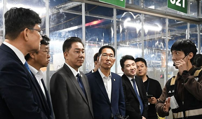 김병기 더불어민주당 원내대표 겸 당대표 직무대행(왼쪽 세번째)을 비롯한 여당 인사들이 16일 오전 서울 서초구 양재동 CLS 서브허브를 방문해 차혜식 냉방시설에 대한 설명을 듣고 있다. <사진=쿠팡>