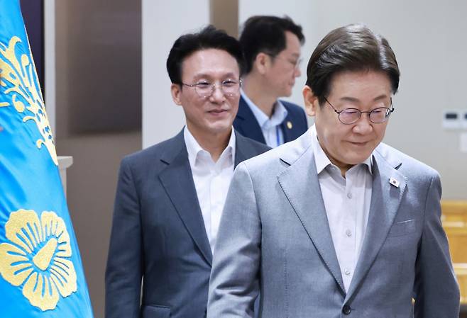 이재명 대통령이 15일 서울 용산 대통령실 청사에서 열린 국무회의에 입장하고 있다./사진제공=뉴시스(대통령실통신사진기자단)