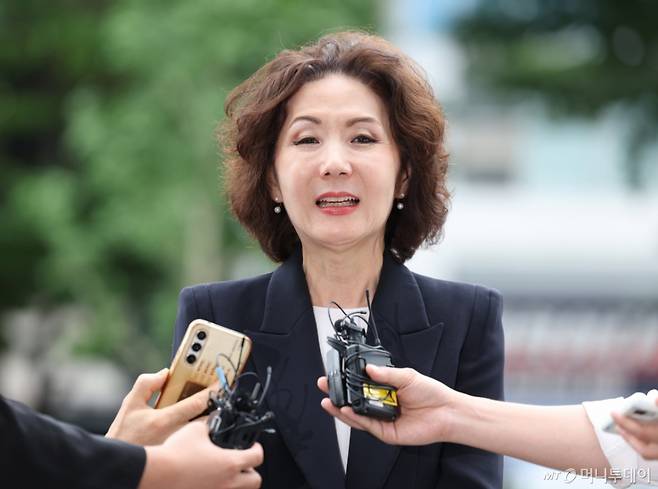 이진숙 사회부총리 겸 교육부 장관 후보자가 지난달 30일 오전 서울 여의도 한국교육시설안전원에 마련된 인사청문회 준비 사무실로 출근하던 중 취재진 질문에 답하고 있다./사진-뉴시스